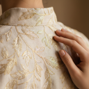 Tissu lin glacé avec broderies dorées, détail matière noble du boubou