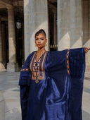 Robe africaine Boubou Amy Bleu Nuit — Shantung Brodé avec Foulard — vue 3
