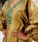 Robe africaine Boubou Djamy Vert Olive & Doré — Shantung Brodé avec Foulard — vue 2