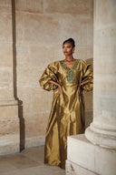 Robe africaine Boubou Djamy Vert Olive & Doré — Shantung Brodé avec Foulard — vue 4