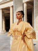 Robe africaine Boubou Nafy Beige Doré — Shantung Brodé Main avec Foulard — vue 1