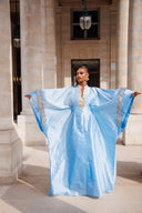 Robe africaine Boubou Raki Bleu Ciel — Shantung Brodé avec Foulard — vue 3